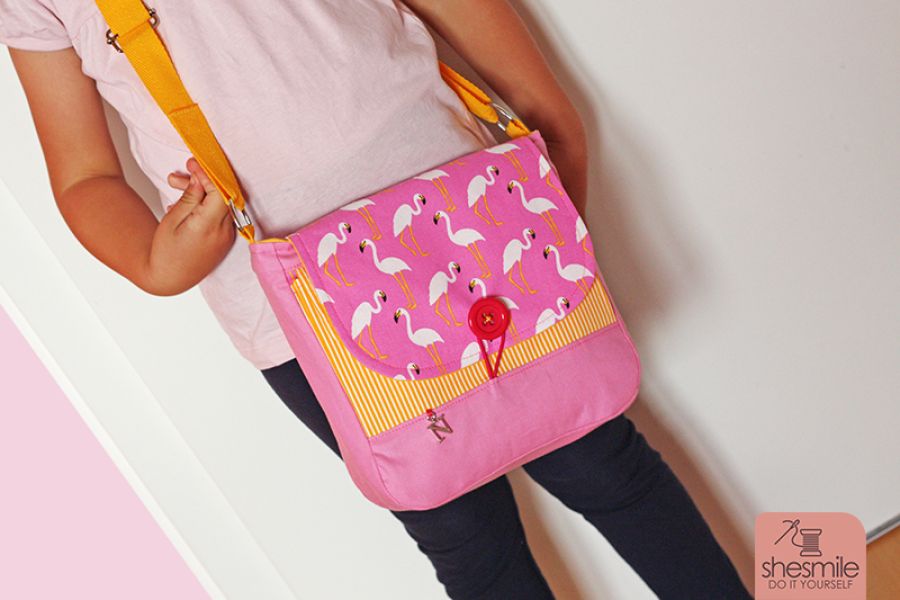 Eine Handtasche Ulla als Kindergartentasche für meine Tochter. Diesmal pinke Flamingos von Tedox mit gelb-weiss-gestreifter und pinker Baumwolle. Gummikordel- und Knopfverschluss. Ohne Reißverschluss. Eine Nähanleitung mit Schnittmuster von shesmile. Einfach. Kreativ. Nähen & Basteln.