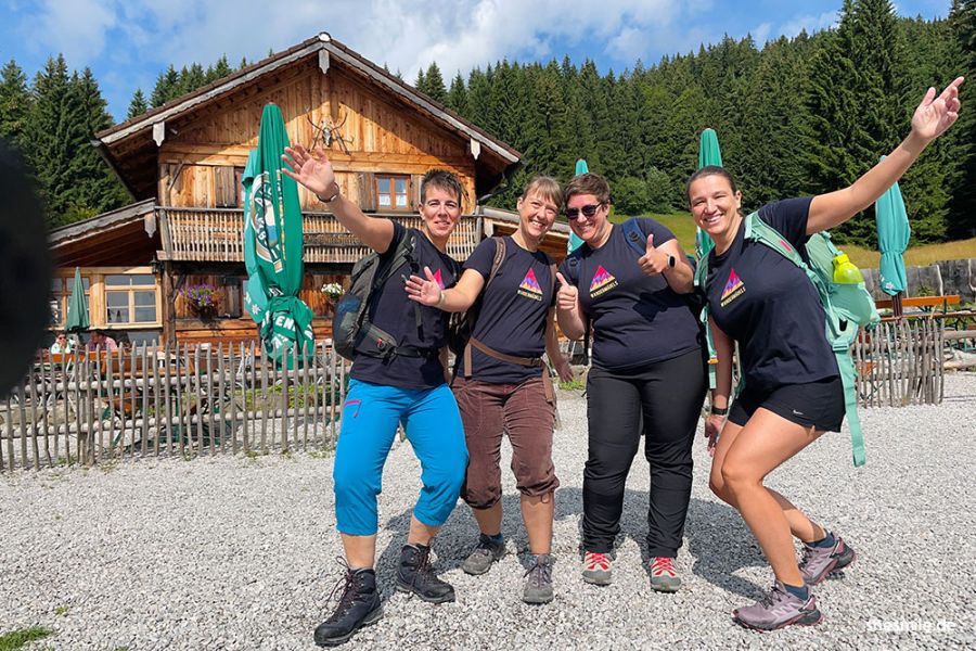 Über Nacht in der urigen Berghütte Gundhütte am Edelsberg bei Pfronten. Erlebnisbericht mit den besten Freundinnen zum Wandern im Allgäu. shesmile Erlebnisse.