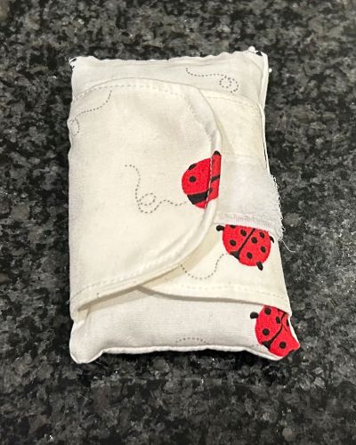 Anbei ein Foto von meinem kleinen Portkissen. Meine beste Freundin hat heute ihren Port bekommen. Es drückt sie sehr. Bin sehr froh, deine Seite gefunden zu haben. Jetzt überlege ich, ob ich meine Baumwollreste alle ehrenamtlich zu Herz- und Portkissen vernähe und an eine Klinik Spende. Mein Kissen ist sicher kein Meisterwerk, aber ich übe noch.