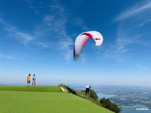 Gleitschirmflieger-Abflug