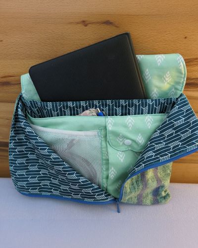 Die Tasche habe ich aus dem shesmile Smartkram Muster aus verschiedenen Stoffresten genäht. Der Außenstoff war zum Beispiel einmal ein alter Kissenbezug, der Knopf außen kam passend aus der alten Knopfsammelkiste meiner Familie. Auch die Netztasche (ein altes Mückennetz) und der Reißverschluss (aus einem alten Kleidungsstück) haben einen zweiten Nutzen gefunden. Ich wollte gerne eine Tasche haben in der beim Reisen mein Tablett oder Buch, mein Taschenkalender, mein Notizbuch, Rätselhefte, Stifte, Kabel und Kopfhörer an einer Stelle gut aufbewahrt und geschützt sind.