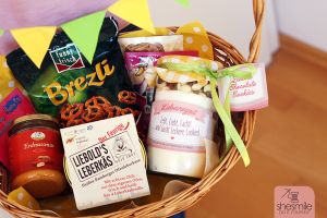 Backmischung Cookies im Glas als Geschenk zum Einzug. Überreicht in einem Körbchen mit Leckereien und kleinen Geschenken. Bastelanleitung, Rezept und Druckvorlage gestaltet als PDF-E-Book und Digistamp von shesmile.