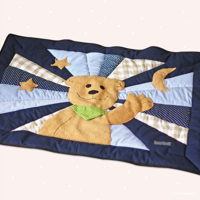 So hats das Baby schön warm und bequem: Kleine Baby-Patchworkdecke mit Bären-Applikation.