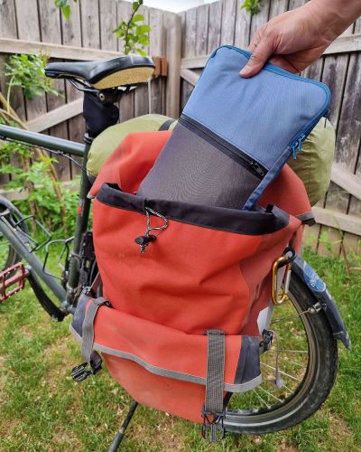 Da bei Radreisen der Inhalt meiner Satteltaschen immer zusätzlich vor Feuchtigkeit geschützt wird, ist der Außenstoff der Packwürfel aus wasserabweisendem Outdoorstoff von www.stoffschwester.at - Gefüttert sind die beiden mit dünner Baumwolle mit Radlmotiven. Das restliche Zubehör wie Reißverschlüsse und Schrägbänder habe ich bei Snaply bestellt. Ich nähe alles mit meiner Pfaff Quilt Expression 720.