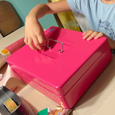 Mit dem Schulanfang kommt bei uns auch das Taschengeld, und mit dem Taschengeld die erste eigene Geldkassette. Seitdem werden regelmäßig die Scheine und Münzen gezählt und wieder fein säuberlich einsortiert.