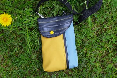 Die kleine Tasche für Handy, Geld, wichtigste Karten und auch noch Reisepass ist einfach perfekt für unsere zukünftigen Radreisen. Denn sobald wir unsere Fahrräder irgendwo stehen lassen und zum Sightseeing aufbrechen, hatte ich bisher meist die fette Lenkertasche unterm Arm... Jetzt habe ich meine Smartkram als Brieftasche in der Lenkertasche, die dann mit dem anklippbaren Gurt schnell zur kleinen handlichen Handtasche wird und habe mit einem Griff alles wichtige dabei. Genäht habe ich sie aus wasserabweisenden Outdoorstoffen, mit wasserdichtem Nylon-Reißverschluss und einer Klappe aus einem alten Radlschlauch. Gefüttert und Innenleben mit Baumwollstoff mit - wie könnte es anders sein - Fahrrädern 🚲
