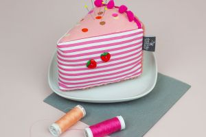 Nähanleitung und Schnittmuster von shesmile DIY. Ein Achtel vom Kuchen aus Stoff TortenTraum als Nadelkissen oder Geschenkverpackung nähen.