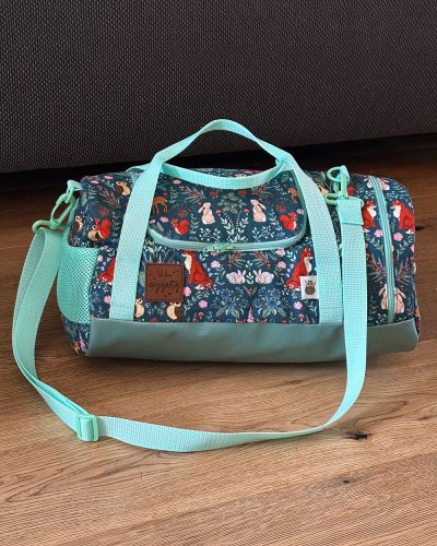 Ich habe für meine Jüngste eine BigKlappauf aus einem Canvas genäht. Der Boden ist aus einem Kunstleder. Gefüttert ist die Tasche mit einer Popeline. Die Seitentasche ist mit einer beschichteten Baumwolle gefüttert. Ich liebe das mintfarbene Gurtband zum dunkelgrünen Stoff sehr!