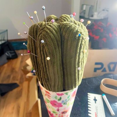 Mal was ganz anderes: Keine Kleidung, sondern der putzige Kaktus „Frieda“ von shesmile, der jetzt mein Nadelkissen (das ich tatsächlich noch nicht besaß) sein darf. Danke für das schöne Schnittmuster.
