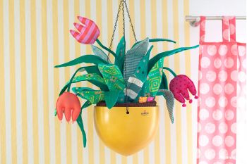 Stoffreste-Nähprojekt: FriedaFlower als Hängepflanze für das Wohnzimmer