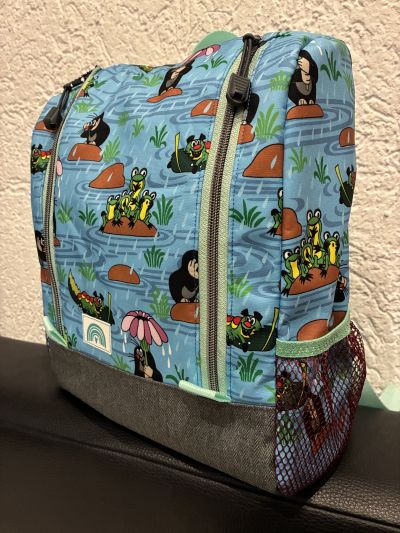 Eigentlich sollte der Kindergartenrucksack schon letztes Jahr fertig sein, aber irgendwie kam immer noch mal was anderes „wichtigere“ dazwischen. Die Aktion von shesmile hat mir das Rucksackprojekt noch mal ins Gedächtnis gerufen und ich habe mich rangesetzt. Oh wunder, das hätte ich auch schon letztes Jahr an den drei Abenden hinbekommen können 🤭