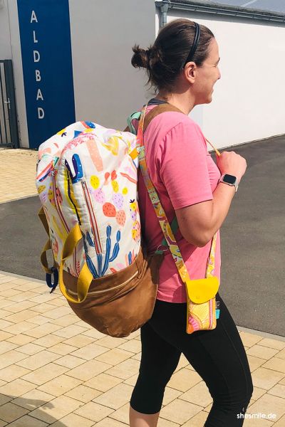 Spontanes Fotoshooting mit meiner Tochter. Mein neuer Rucksack "BigKlapPack" in der Größe XXL, kombiniert mit der Handytasche "Smartkram" als Umhängetasche.