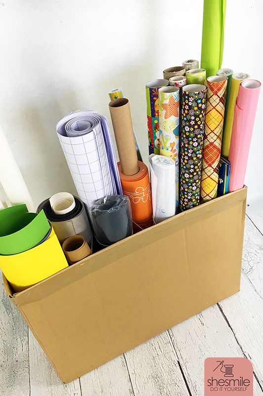 Einen Rollenhalter aus einem Versandkarton basteln (Kostenlose Bastelanleitung)