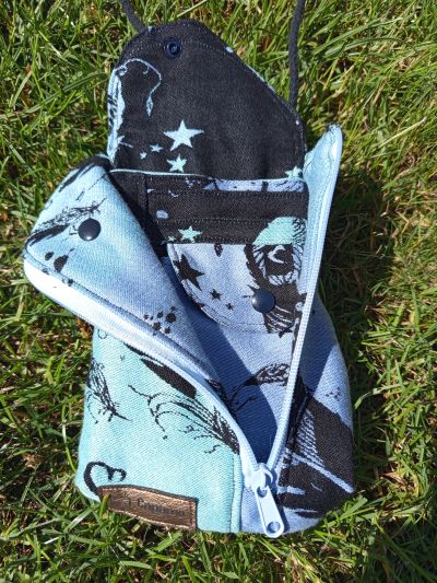 Im Sommer nervt es mich, wenn kurze Hosen oder Röcke keine Taschen für Handy und Schlüssel haben. Ich bin aber auch nicht der Handtaschentyp. Da kam mir das Schnittmuster Smartkram gerade recht. Stoff ist ein altes Tragetuch, welches ich schon immer sehr gemocht habe. Die Tasche ist fix genäht und wird definitiv mein Lieblings-Sommer-Assesoir!