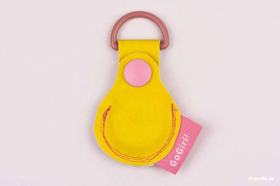 Nähanleitung und Schnittmuster "Anhänger SmartChip" von shesmile. Taschenanhänger mit Tracking-Chip für den Schulranzen der Tochter nähen.