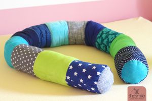 Vier Freundinnen nähen eine Bettschlange (Nähanleitung und Schnittmuster von Khanysha) Ein Gemeinschaftsprojekt für unsere Freundin als Geschenk zur Geburt des zweiten Kindes.