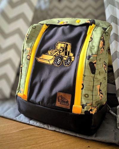 Das ist mein KlapPack von shesmile in der größeren Variante. 🥰 Das Schnittmuster liegt tatsächlich schon seit 2020 bei mir. Damals fand ich es schon großartig, habe es aber nie geschafft, den Rucksack für meinen großen Sohn zu nähen. Jetzt, wo unser Mini in die Kita kommt, hatte ich endlich noch einmal die perfekte Gelegenheit – und habe das Projekt endlich umgesetzt. Mit Softshell, Outdoorstoff und einem breiten Krampenreißverschluss habe ich mir die Arbeit definitiv nicht leichter gemacht. Zugegeben: Das ein oder andere Mal habe ich dabei auch geflucht. 😅 Aber am Ende hat sich jede Mühe gelohnt! Ich bin total glücklich mit dem Ergebnis und hoffe, dass unser kleiner Baggerfan ganz lange Freude an seinem neuen Rucksack hat. 💛 Als Nächstes möchte ich noch einen Brustgurt mit einem schönen gelben Gurtband ergänzen – dann ist er für den Kita-Alltag perfekt.