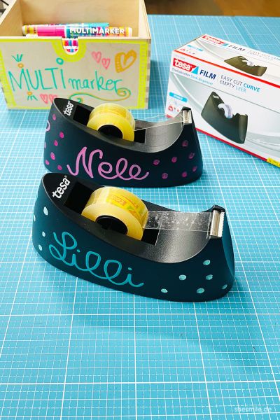 ... endlich muss ich jetzt meinen Klebebandabroller nicht mehr suchen bzw. ständig neue Klebebandrollen einsetzen. Die beste Anschaffung bzw. Geschenk zum Schulanfang und Schulübertritt meiner Töchter war eine Klebebandabroller! Mit den Multimarkern von Bine Brändle habe ich sie noch personalisiert. Beide haben sich sehr gefreut.