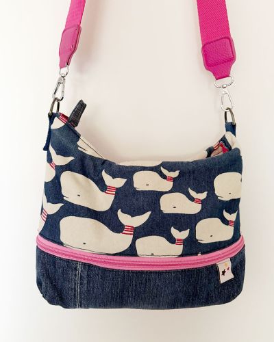 Genäht habe ich die Tasche ZipKram von shesmile. Die Stoffe stammen aus meinem Fundus. Ich habe sie für mich genäht 😃. An der Tasche finde ich besonders gut, dass man sie in 2 Varianten tragen kann: klein und groß.