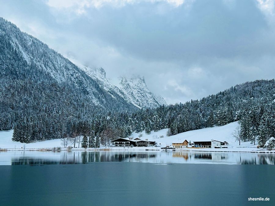 Mit Einkehr in der Lautersee Alm: Winterwanderung ab Mittenwald über Lainbachwasserfall. Reisetagebuch Garmisch-Partenkirchen von shesmile Erlebnisse.