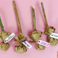 Hexenbesen als Gastgeschenk (Kostenlose Bastelanleitung & Druckvorlage)