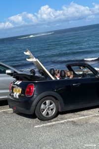 Mit dem Surfbrett im Caprio zum Strand