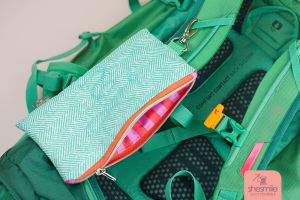 Das Handy immer griffbereit! Täschchen Luna als Handytasche mit Reißverschluss für den Wanderrucksack nähen. Nähanleitung und Schnittmuster von shesmile DIY.