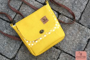Eine Handtasche Ulla in knallgelb und altgold mit Punkten! Nichts verschwenden, wiederverwenden! Eine neue Handtasche mit den Taschenverschlüssen meiner alten Lieblingstasche. Nähanleitung und Schnittmuster von shesmile.