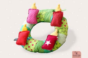 Nähanleitung und Schnittmuster gestaltet als PDF-E-Book von shesmile für einen Kinder-Adventskranz aus Stoff, ohne Feuer, zum Spielen. Mit Kerzen zum ankletten mit Klettverschluss Klett mal vier.