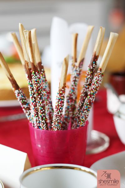 Ein Rucki-Zucki-Tutorial für Bunte Schoko-Grissini-Stangen für den Kindergeburtstag findest du ebenfalls in meinem Blog.