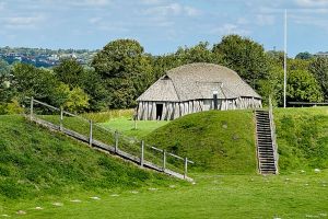 Auf den Spuren von König Harald Blauzahn: Vikingermuseum Fyrkat - Besuch der historischen Ringburg in Dänemark. shesmile Erlebnisse Reisetagebuch.