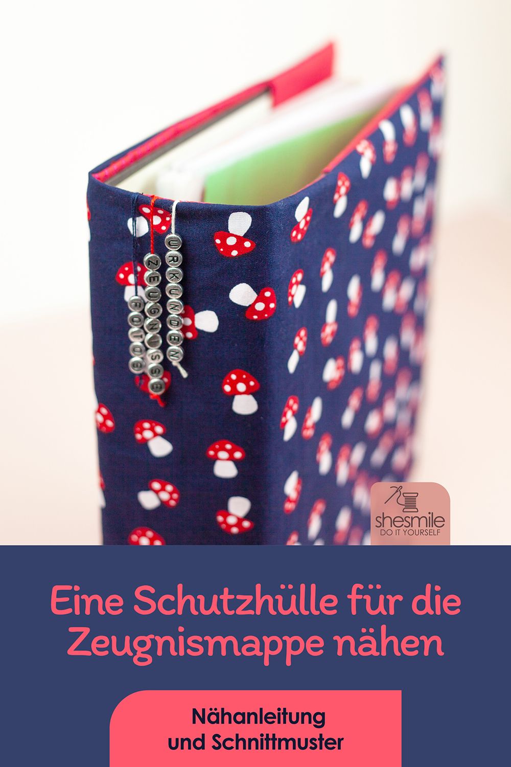 Eine Schutzhülle aus Stoff für die Zeugnismappe der Kinder