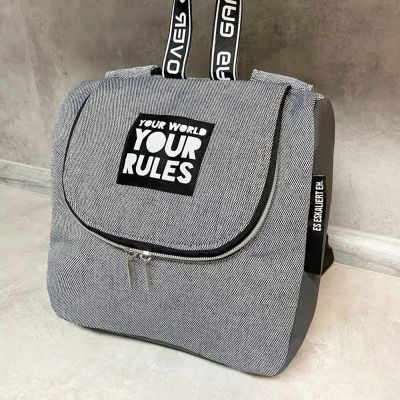 Als Kulturtasche, Kosmetiktasche, Transporttasche oder Rucksack für die Toniebox, Lenkertasche, Kameratasche, Kindergarten-Rucksack, Lunchtasche, Picknick-Tasche oder Wickeltasche. Das Schnittmuster in 3 Größen mit praktischer Klappe zum Öffnen nach oben ist vielseitig einsetzbar.