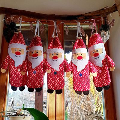 Falls ihr euch schon mal gefragt habt, was die Nikolausis aktuell so treiben, kann ich euch sagen, die hängen hier bei mir rum. Dieses Jahr gibt's von mir für meine Nichten und Neffen diese süßen Nikolaus Säckchen, gefüllt mit lauter gesunden Zeug natürlich. Da Kakao ja bekanntlich an Bäumen wächst, so, wie Äpfel auch, ist es für mich demnach Obst und somit gesund. So, genug Quatsch geschrieben, kommen wir hier nun zu den harten Fakten. Das SM und die Anleitung ist von shesmile. Ansicht sind sie einfach zu nähen allerdings ist es davor schon ganz schön aufwendig. Mal eben schnell ist da nicht. 2 Stunden soll man für eines brauchen lt. Anleitung. Es ist ziemlich viel Schnipselei und Bastlerei bis man alle Teile zusammen hat, aber der Aufwand hat sich gelohnt finde ich.