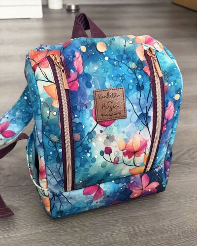Ich habe den KlapPack in der kleinen Version als Kuts Rucksack für meine Tochter genäht. Statt mit Schrägband habe ich den Rucksack mit Wendeöffnung genäht. Ich liebe dieses Schnittmuster!