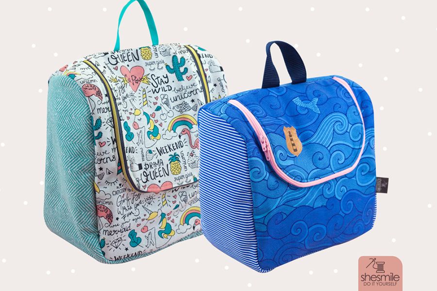Nähanleitung und Schnittmuster in 2 Größen gestaltet als PDF-E-Book von shesmile für die Tasche oder Rucksack KlappAuf. Einsatzbereit als Kulturtasche, Kosmetiktasche, Transporttasche oder Rucksack für die Toniebox, Lenkertasche, Kindergarten-Rucksack, Lunchtasche, Picknick-Tasche oder Wickeltasche mit praktischer Klappe zum Öffnen nach oben.
