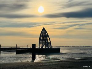 Seezeichen im Sonnenaufgang auf Juist