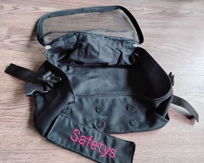 Diese Tasche ist ein Packwürfel Zipkram in M als Basis, ohne Zipkram Reißverschluss. Der Deckel ist ausrangiertes Fliegengitter, toll zum weiterverwenden. Es soll ein ganzes System werden, daher sind links und rechts (bei XL dann 2x vorn und 2x hinten) Steckschnallen angebracht. So können die gefüllten Taschen verbunden/gestapelt und mit einem gemeinsamen Träger transportiert werden. 
Da die Oberseite ggf. nicht sichtbar ist, habe ich seitlich Klett vernäht. Hier kann der Inhalt als Textschild angebracht werden.