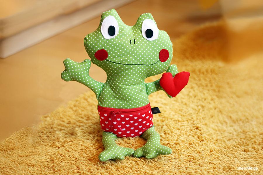 Von mir entworfene und erstellte Nähanleitung und Schnittmuster für ein Kummertröster und Sorgentier: Kummerfrosch Quenni von shesmile DIY