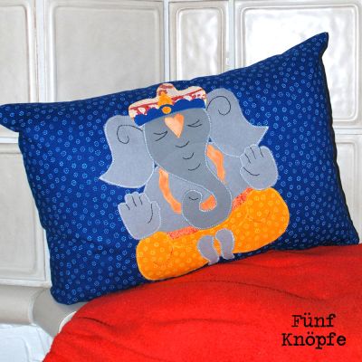 Den Ganesha hab ich gleich umgesetzt und es ist ein Kissen für unseren Kamin entstanden. Wenn du möchtest darfst du diese Fotos gerne verwenden, ich habe gesehen für den Ganesha gibt es gar nicht so viele Nähbeispiele.