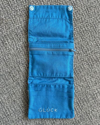 Fürs Kind nähte ich den Geldbeutel Kleinkram. In seinem Lieblingsstoff und mit dem aufgesticktem Wort „Glück“. Er freute sich sehr über seine Geldbörse! :)