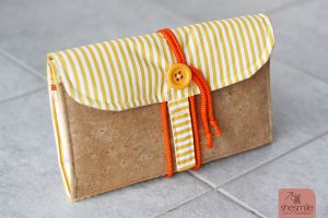 Eine Kulturtasche "Hanging3" in gelb-orange mit Designelementen aus Kork