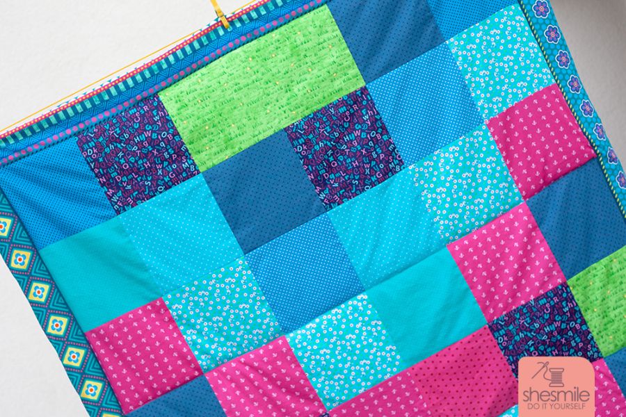 Nähanleitung und Schnittmuster in 2 Varianten gestaltet als PDF-E-Book von shesmile für eine große Patchworkdecke, Kuscheldecke, Erinnerungsdecke oder Picknickdecke GerdaGemütlich.