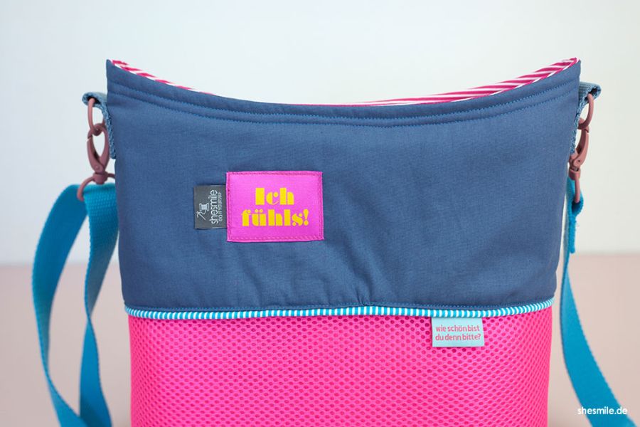 Color Blocking mit dem Schnittmuster von shesmile DIY: Eine Handtasche ZipKram mit Fox Oilskin, AirMesh und Paspelband nähen