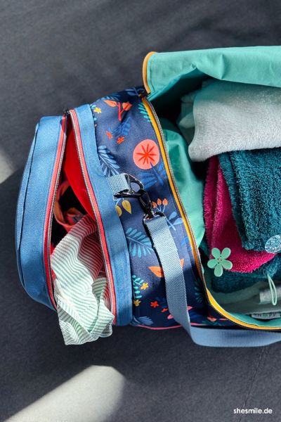 Nassfach: Dieses Detail kennst du vielleicht schon vom Rucksack „BigKlapPack“? Es ist ein extra Fach, was sich durch Verschieben eines flexiblen Stoffteils bzw. Stofftunnels in die eine oder andere Richtung legen lässt. Aus beschichtetem Material genäht entsteht so also das ideale Nassfach für Schuhe, Schwimmsachen oder die Dreckwäsche.