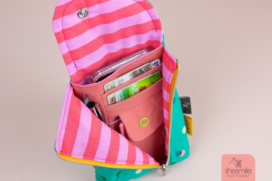 Geldbeutel neu gedacht! Hallo Handytaschen-Geldbeutel. Details zum neuen Taschen-Schnittmuster von shesmile DIY. Nähanleitung für eine Handy Umhängetasche.