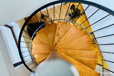 Die Sache mit den Treppenstufen: Auch im Fitnessstudio gibt es eine Treppe, die ich mich (zu Beginn meiner Trainingszeit, als es mir körperlich noch nicht so gut ging) oft hochgeschleppt habe. Heute freue ich mich, dass mein Körper wieder die Kraft gefunden hat Treppenstufen ohne Probleme bewältigen zu können.