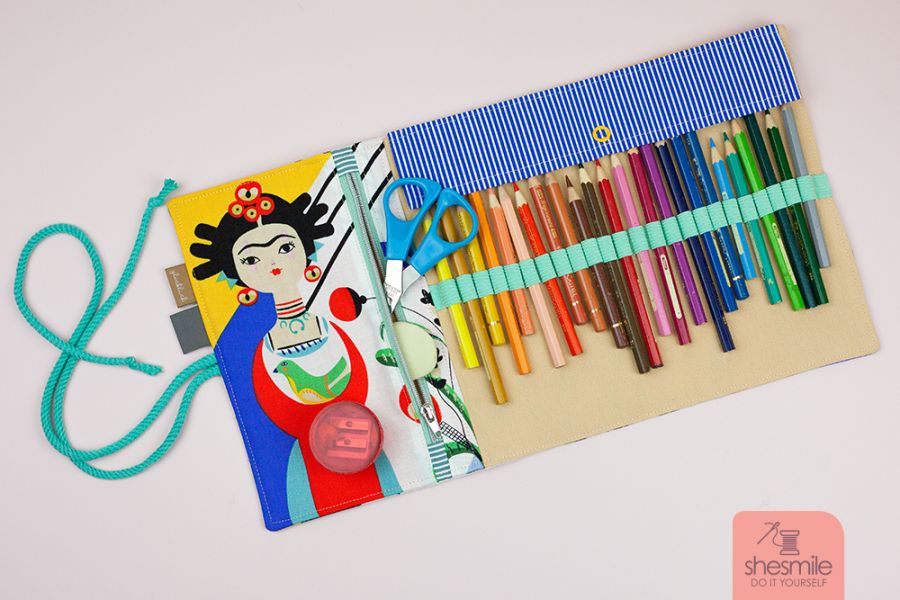 Nähanleitung und Schnittmuster von shesmile. Ein Rollmäppchen RollPack als Stifterolle für viele Buntstifte nähen. Mit Reißverschlusstasche und Gummischlaufen.