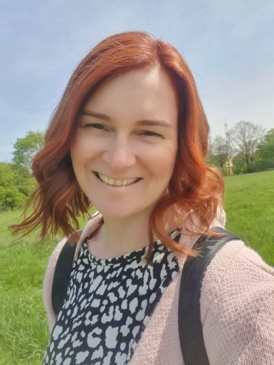 Ja, wie kam ich eigentlich zu shesmile... Irgendwann habe ich mich dann doch entschlossen, einen Instagram Account zu aktivieren. Ich nähe seit 2010 im Hobbybereich...erst für mich (Taschen, Utensilos und Co.) und seit 2015 und 2018 für meine beiden Kinder. Irgendwie hatte ich Lust, auf eine Näh-Community und eine Plattform, auf der man seine Werke präsentieren und austauschen kann. Hier bin ich auf den Adventskalender von shesmile gestoßen und habe mich augenblicklich in den Heißluftballon verliebt. Neben den eigenen Kinderzimmer, hängt er auch beim Neffen und anderen Kindern im Freundeskreis. Ich habe selten so Ideenreiche und tolle Schnittmuster für Kinder entdeckt. Freunde schenkten mir Gutschein für shesmile und so wuchs meine Schnittmuster Sammlung von Lisse. Eigene shesmile Schnittmuster Sammlungen gehören fest zu meinem Nähkeller, auch wenn ich leider noch nicht alle nähen konnte...der Kipplaster und die Susi Skate stehen aber ganz oben auf der Liste. Auch durfte ich bereits hier und da mal Probenähen, was mir sehr viel Freude bereitet hat. Das Schnittmuster Rollpack z.b. wird hier heiß und innig geliebt und die Basteldatei Countdown für Ungeduldige ist nicht mehr wegzudenken...auch die Urlaubscheckliste ist mir ein treuer Begleiter geworden. Ich bin einfach nur beeindruckt, von so viel Kreativität und Stärke....Schluchtz...trotz Krankheit hast du in deinem Blog uns teilhaben lassen und so viel Mut bewiesen. Einfach unglaublich. Ich ziehe meinen Hut vor dir und bin froh in meinem Job als Polizistin in deine kunterbunte kreative Welt abtauchen zu können...meine Kinder wissen mittlerweile genau, wo wir tolle neue Bastelanleitungen für Geburtstage und Co. suchen...bei dir.