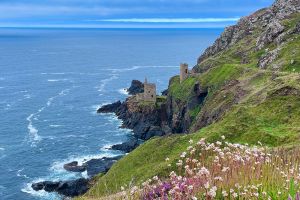 Wandern auf dem South West Coast Path an der westlichen Spitze Englands. Botallack Mine - Sehenswerte Bergbau-Ruinen am Cape Cornwall.